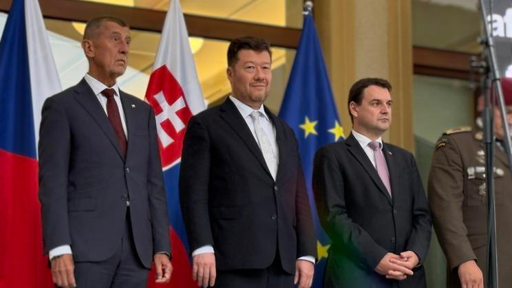 Na slovenské ambasádě v Praze uspořádal velvyslanec Martin Muránský recepci, která se nesla i ve znamení snahy znovu utužit česko-slovenské vztahy. Po boku premiéra Andreje Babiše byli předseda Sněmovny Tomio Okamura a ministr zahraničí Petr Macinka.