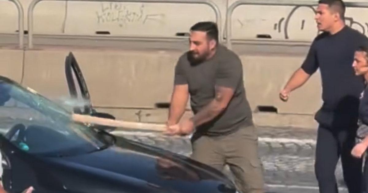 Video zachytilo šílenou bitku v centru Prahy. Policie odhalila detaily