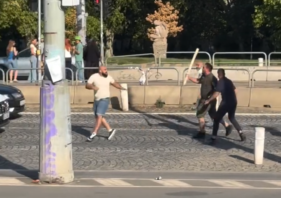 Střípky z vyhrocené rvačky na pražském Hlávkově mostě u Florence.