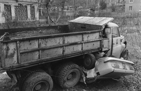 Teprve ve druhé polovině 80. let překročil počet osobních aut registrovaných v Česku (Slovensko se počítá zvlášť) dvoumilionovou hranici. Přestože však za socialismu bylo na silnicích méně aut i motorek, obětí dopravních nehod bylo více než kdy jindy.