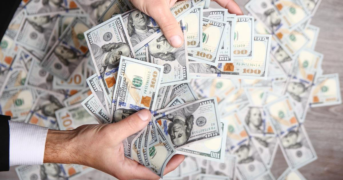 Vyhrál milion liber, druhý den mu šek zrušili. Kde dnes žije nejslavnější podvodník Británie