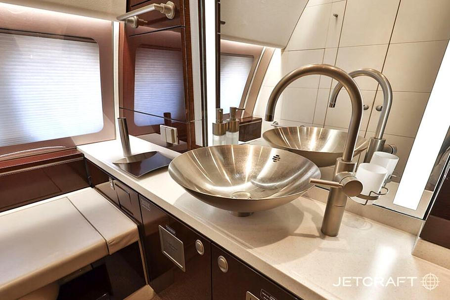 Airbus A340 německé vládní letky nabízel v soukromé části nebývalý luxus.