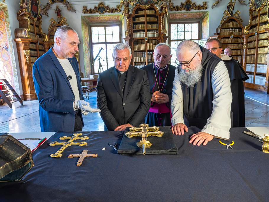 Restaurátor Andrej Šumbera pomalu a pečlivě rozebírá Závišův kříž.
