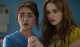 Dcery čarodějky Sally ztvárnili Maisie Williamsová a Joey Kingová.