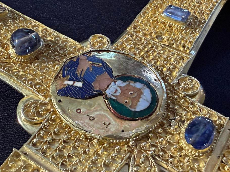Další drobnější relikvie jsou ukryty v malých komůrkách pod velkými safíry a byzantskými smaltovanými medailonky světců.