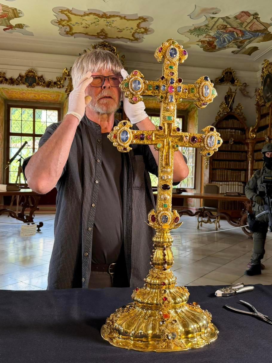 První přímá písemná zmínka o kříži pochází z klášterního nekrologu z roku 1479, kdy byla pašijová relikvie již ve Vyšebrodském klášteře uchovávána a uctívána.