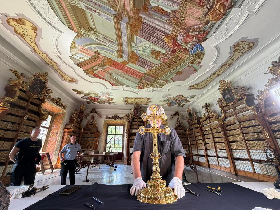Záviš kříž klášteru věnoval mezi lety 1280–1288.