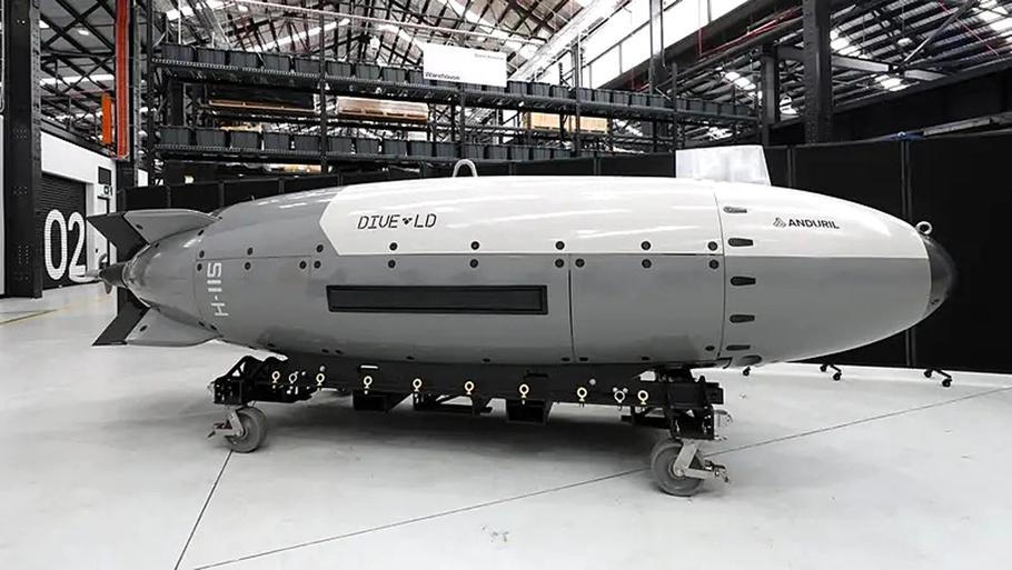 Sydney, Austrálie: Autonomní podvodní dron Dive-LD společnosti Anduril je vystaven při slavnostním otevření nového výrobního závodu Ghost Shark.