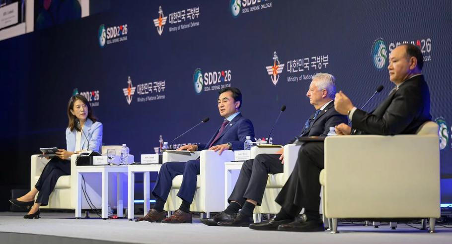 Střípek z konference Seoul Defense Dialogue 2026. Český ministr obrany Jaromír Zůna seděl hned vedle filipínského protějška, když přišla čínská nóta.