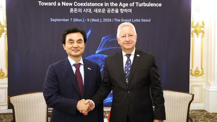 Korejský ministr obrany Ahn Gyu-back s českým protějškem Jaromírem Zůnou na Seoul Defense Dialogue 2026.