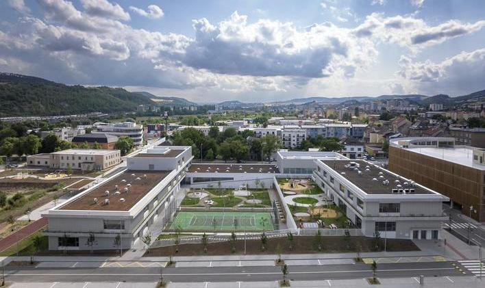 Nový kampus základní a mateřské školy VIA vznikl na místě, kde dříve stál brownfield.