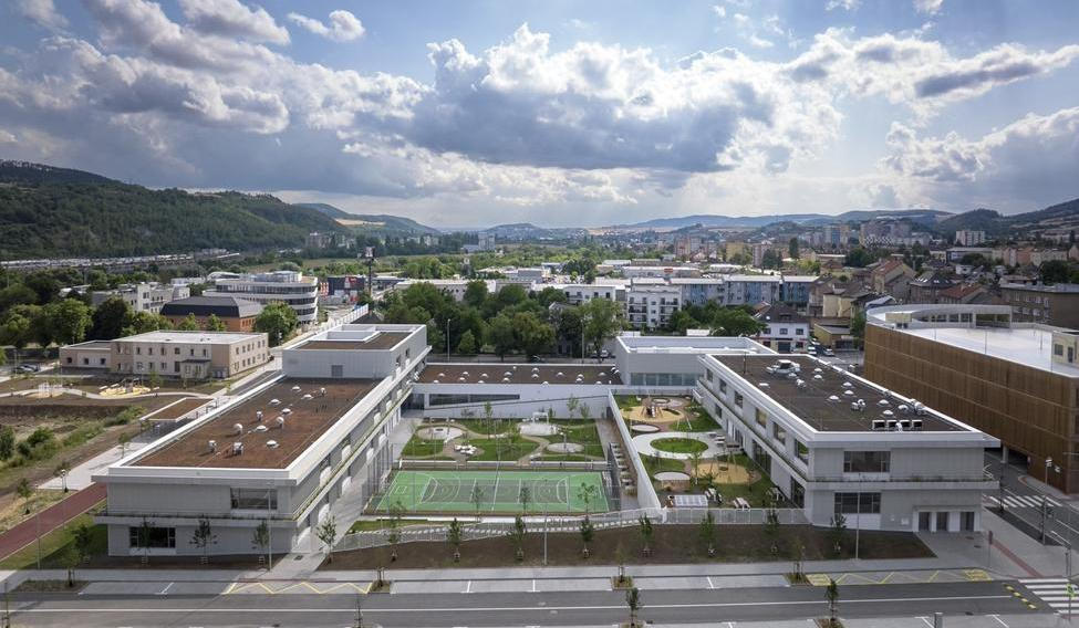 Nový kampus základní a mateřské školy VIA vznikl na místě, kde dříve stál brownfield.