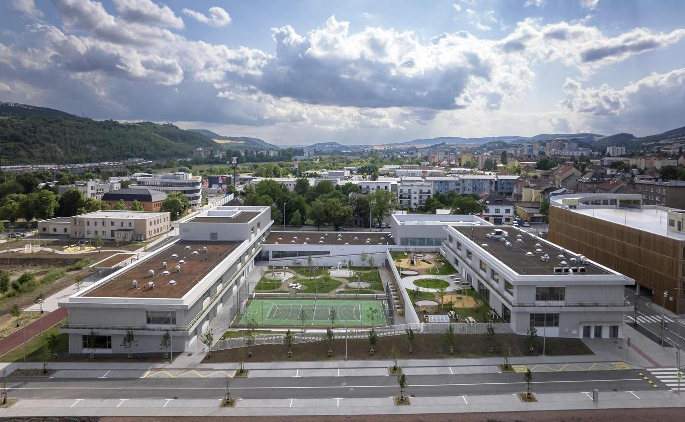Nový kampus základní a mateřské školy VIA vznikl na místě, kde dříve stál brownfield.