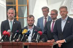 Pětice opozičních politiků ostře kritizovala ministryni financí Alenu Schillerovou za to, že se podle opozice snaží schválením rozpočtových pravidel velmi výrazně zadlužovat Českou republiku.