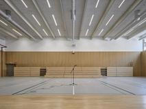 Interiér celé budovy zdůrazňuje její reprezentativní charakter, který se odráží ve zvolených materiálech, zejména ve dřevě a terrazzové dlažbě. 