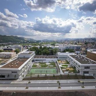 Nová budova školy 21. století je pevný základ pro současnou edukaci, kde se individualita, kreativita a ohleduplnost k životnímu prostředí stávají klíčovými hodnotami.