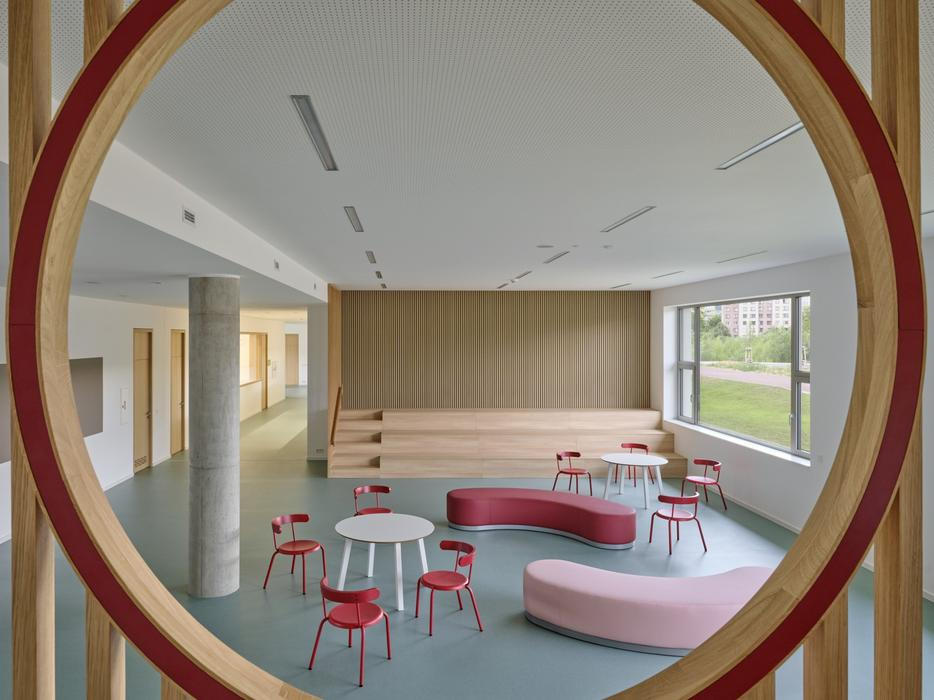 Pod zastřešenou tribunou ve třetím podlaží se nachází venkovní učebna, technologický dvůr a vstup na střešní plochu.