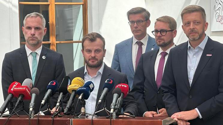 Pětice opozičních politiků ostře kritizovala ministryni financí Alenu Schillerovou za to, že se podle opozice snaží schválením rozpočtových pravidel velmi výrazně zadlužovat Českou republiku.