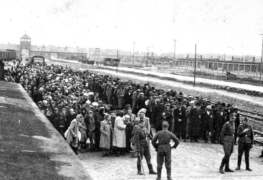 Osvětimská rampa, kde probíhala selekce příjíždějících židovských vězňů.