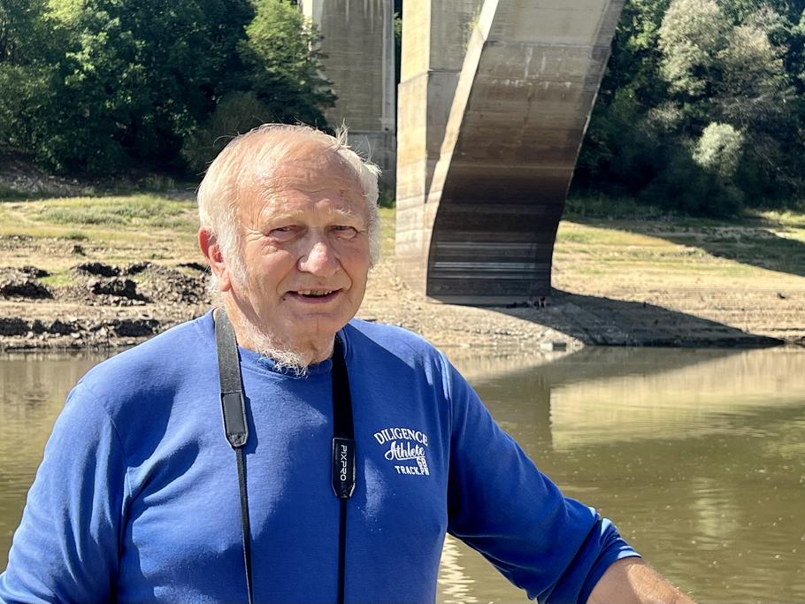 Osmasedmdesátiletý Jiří tentokrát k Orlické přehradě přijel se dvěma kamarády a fotoaparátem. Orlická přehrada