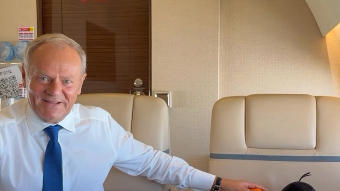 Donald Tusk s Krtčkem a Rexíkem na cestě do Bratislavy
