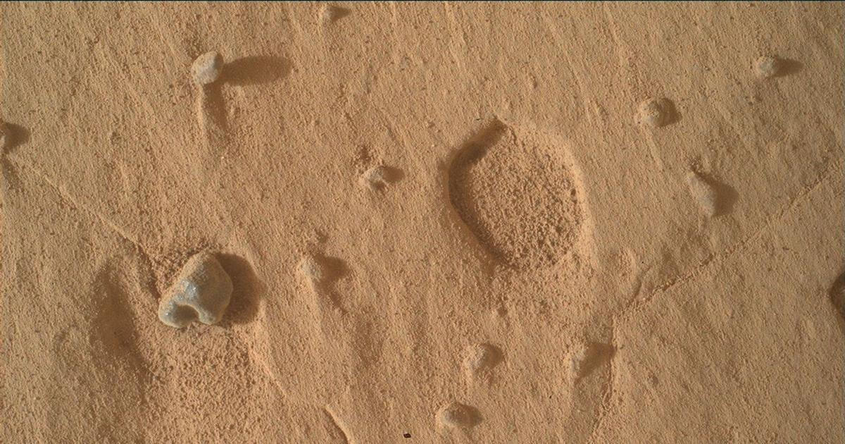 Běžná teorie selhala. Rover na Marsu vyfotil díry, na jejichž dně nic nezbylo