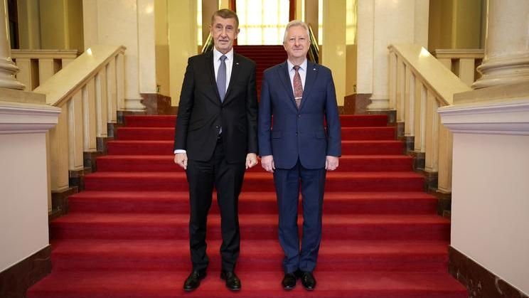 Premiér Andrej Babiš během březnové návštěvy ministerstva obrany. Podle mnohých indicií je Babiš s prací Jaromíra Zůny nespokojen, tentokrát jeho resort nepřijal Zůnovu expertku. 