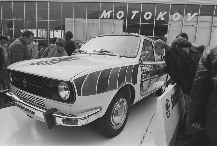 Škoda 120 L v barvách časopisu Svět motorů zvládla za 30 dní ujet 30 tisíc kilometrů.
