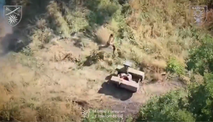 Jen v kalhotách a s puškou. Podívejte se, jak ukrajinský „Rambo“ zachránil riskantní evakuaci.