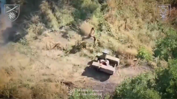 Jen v kalhotách a s puškou. Podívejte se, jak ukrajinský „Rambo“ zachránil riskantní evakuaci.