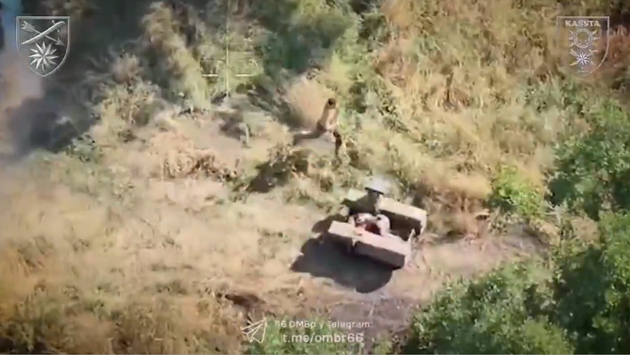 Jen v kalhotách a s puškou. Podívejte se, jak ukrajinský „Rambo“ zachránil riskantní evakuaci.