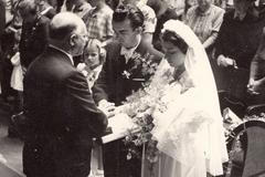 Cyril Burget oddává dceru Věru v roce 1950, Praha.