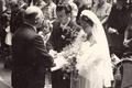 Cyril Burget oddává dceru Věru v roce 1950, Praha.