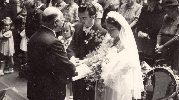Cyril Burget oddává dceru Věru v roce 1950, Praha.