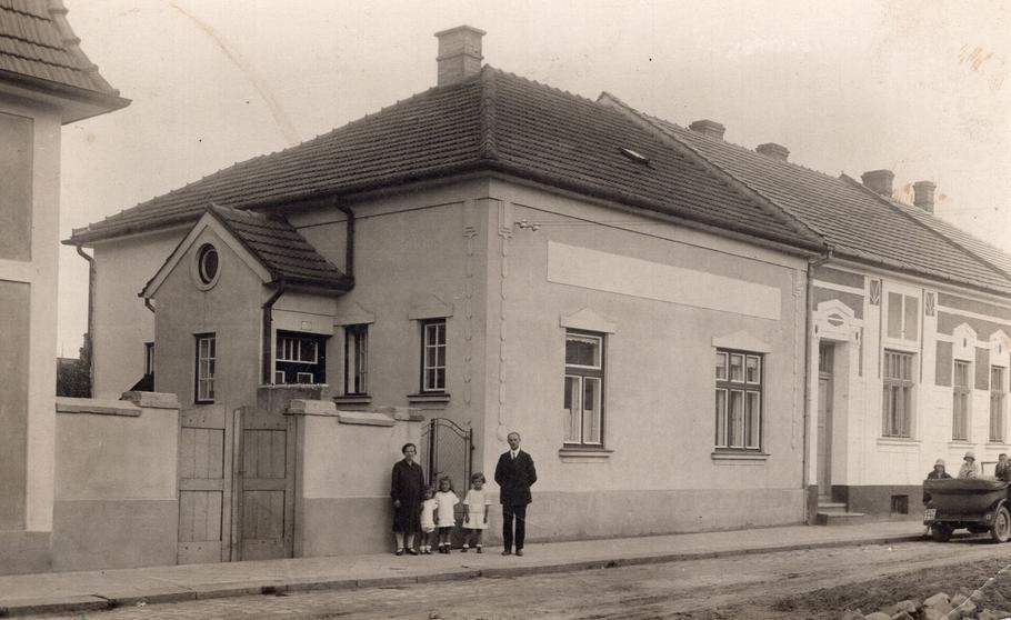 Burgetovi před sborovým domem v Kroměříži v druhé polovině 20. let.