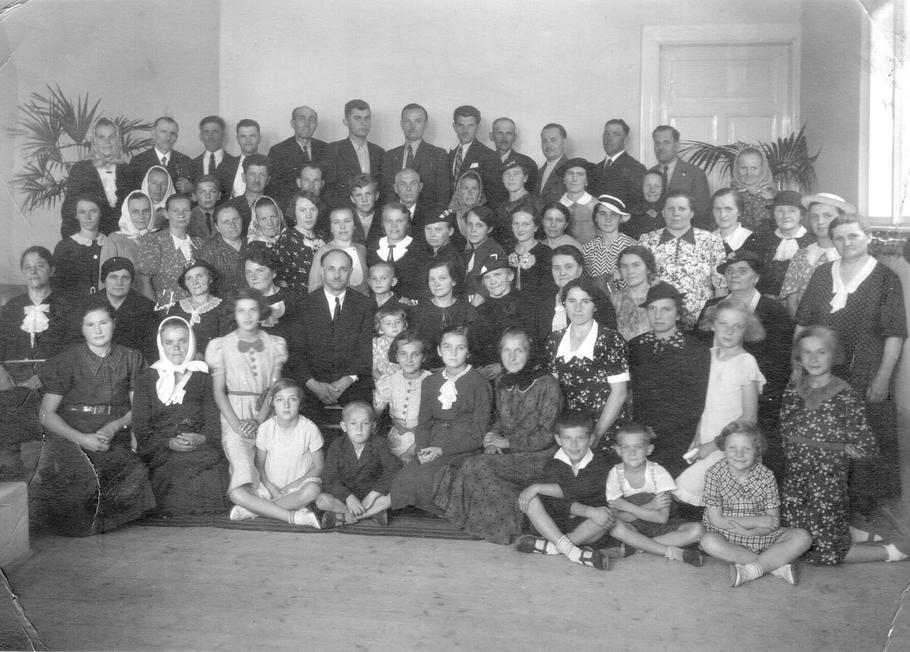 BJB Kroměříž, kazatel Cyril Burget a po jeho pravé ruce ve světlých šatech dcera Věra, rok 1938