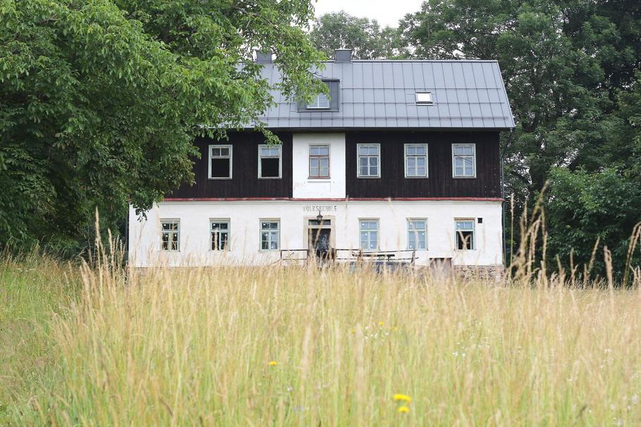 Bývalá škola v Kačerově, na které Cyril Burget vedl semináře a pořádal tu také tábory pro křesťanskou mládež. Kačerov, červenec 2022.​​​​​​
