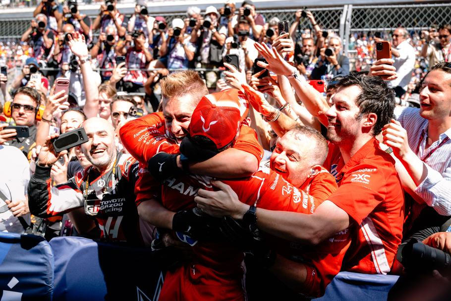 Vítězství Ferrari v Barceloně. „Tohle je den, na který nikdy nezapomenu, a doufám, že je to první z mnoha vítězství, která budeme společně oslavovat.“ řekl Lewis Hamilton.