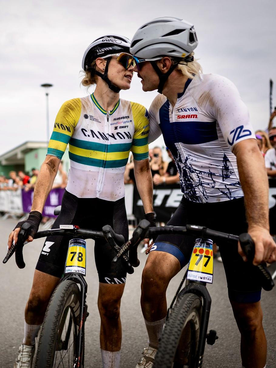 Valtteri Bottas s dlouholetou partnerkou Tiffany Cromwell v Hlinsku. Právě ona ho k cyklistice přivedla.