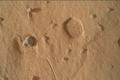Vozítko Curiosity při cestě údolím Valle Grande narazilo na podivné díry v povrchu.