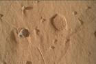 Vozítko Curiosity při cestě údolím Valle Grande narazilo na podivné díry v povrchu.