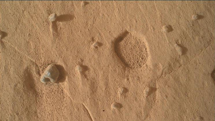 Vozítko Curiosity při cestě údolím Valle Grande narazilo na podivné díry v povrchu.