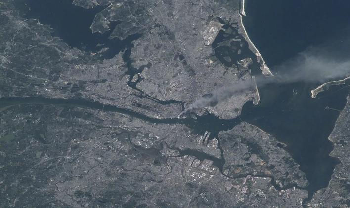 Svět se tehdy změnil. Z jižního cípu Manhattanu v New Yorku se táhl masivní sloup kouře.