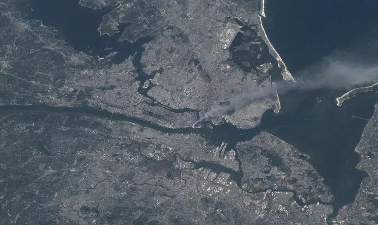 Svět se tehdy změnil. Z jižního cípu Manhattanu v New Yorku se táhl masivní sloup kouře.