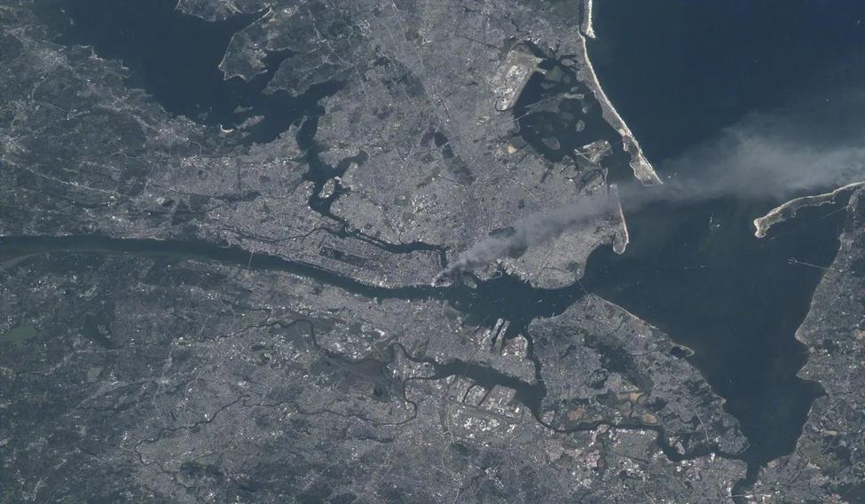 Svět se tehdy změnil. Z jižního cípu Manhattanu v New Yorku se táhl masivní sloup kouře.