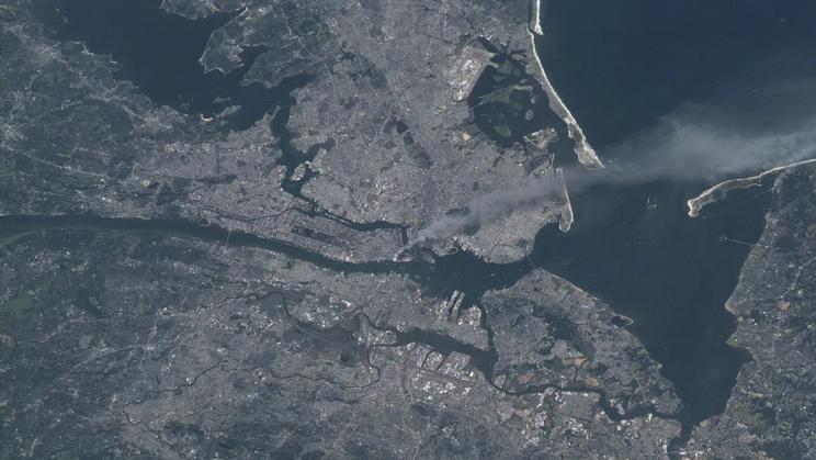 Svět se tehdy změnil. Z jižního cípu Manhattanu v New Yorku se táhl masivní sloup kouře.