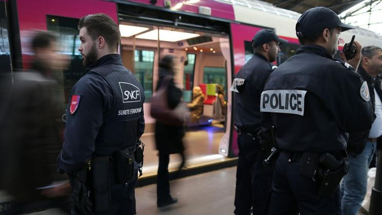 Policejní hlídky na nádraží v Paříži