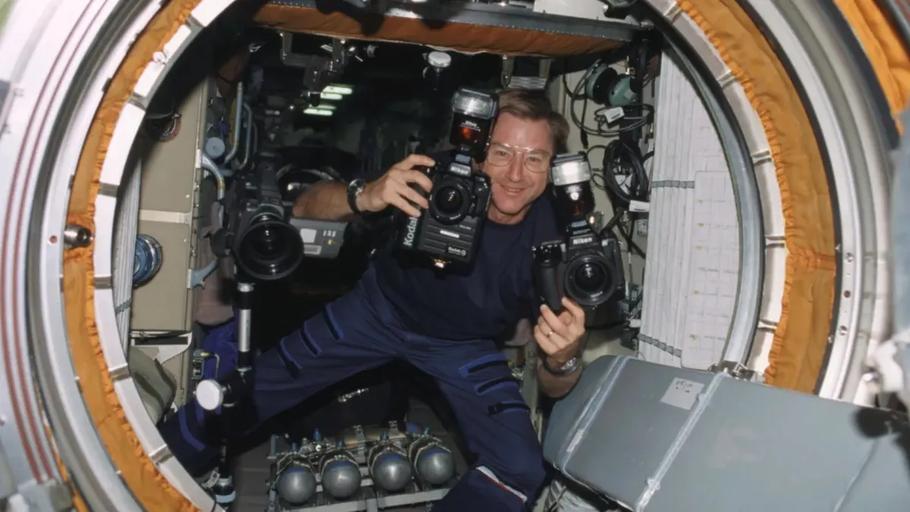 Astronaut NASA a velitel ISS Frank Culbertson 17. září 2001 na palubě Mezinárodní vesmírné stanice.
