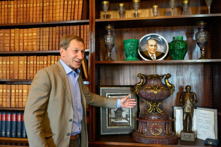 Právě tady se začíná odvíjet poslední kapitola Jana Masaryka. V jeho pracovně v Černínském paláci jsme s etnologem a diplomatem Ivanem Dubovickým prošli poslední hodiny před jeho smrtí – a také nové stopy, které po téměř 80 letech znovu otevírají celý případ.