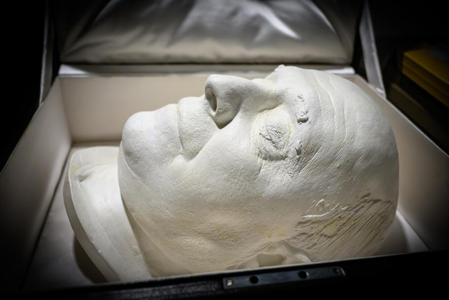 Zavřené oči, klidný výraz. Tvář člověka, kterého známe z desítek fotografií – tentokrát ale po smrti. Posmrtnou masku veřejnost podle archivářky Heleny Balounové viděla jen jednou. Na pravé straně odlitku navíc část chybí.